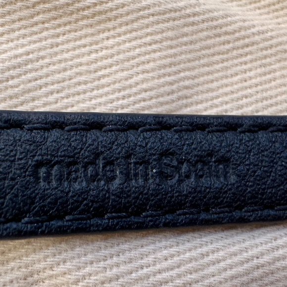 Louis Vuitton Monogram Fasten Your LV Bracelet - Picture 4 of 11